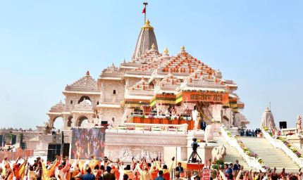 ध्वजारोहण के क्षण भक्तिमय हुई अयोध्या, चारों दिशाओं में गूंजा जय श्रीराम