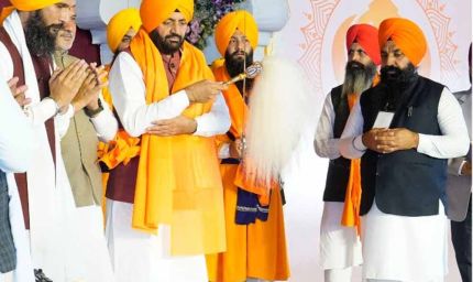 350वें शहीदी दिवस पर हरियाणा CM ने की पवित्र ‘पलकी सेवा’, पंज प्यारों की अगुवाई में हुआ श्री गुरु ग्रंथ साहिब जी का प्रकाश