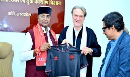 मंत्री विश्वास सारंग ने की जर्मन फुटबॉल कोच डाइटमार बीयर्सडॉर्फ से भेंट