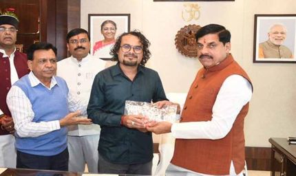 मुख्यमंत्री डॉ. यादव को नीमच के राहुल लोहार ने कीं दुर्लभ कलाकृतियां भेंट