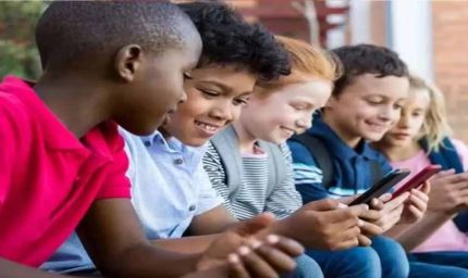 ऑनलाइन जोखिम बढ़े, सरकार सख़्त: ये देश 16 वर्ष से कम बच्चों के लिए इंटरनेट पर लगयाएगा रोक