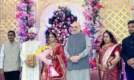 BJP कार्यालय के टाइपिस्ट की बेटी की शादी में शामिल हुए अमित शाह, सोशल मीडिया पर चर्चा