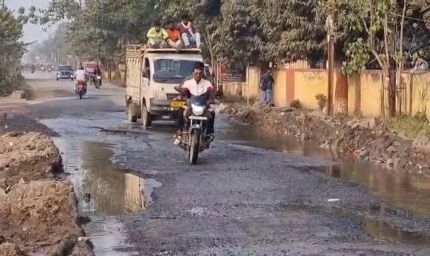 आरा में स्वागत बोर्ड चमका, पर सड़कें बदहाल; पुलिस लाइन के पास गड्ढों व जलजमाव से लोगों की परेशानी चरम पर