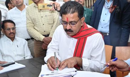 रायपुर : उपमुख्यमंत्री ने मतदान केंद्र पहुंचकर भरा अपना एसआईआर का फॉर्म