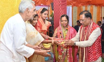 रायपुर : मुख्यमंत्री विष्णुदेव साय बसना सलखण्ड में मां महालक्ष्मी पूजन कार्यक्रम में हुए शामिल