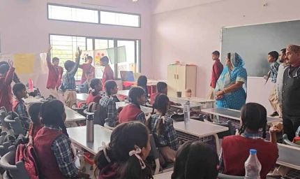 क्लास में शोर का आरोप: टीचर ने बच्चों को बेंच पर लेटाकर बेरहमी से पीटा