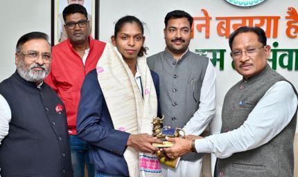 रायपुर : मुख्यमंत्री  साय ने महिला कबड्डी विश्व कप की स्टार खिलाड़ी संजू देवी को दी बधाई