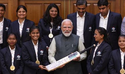 PM मोदी ने T20 चैंपियन महिला ब्लाइंड क्रिकेट टीम से की मुलाकात, खिलाड़ियों को अपने हाथों से खिलाई मिठाई
