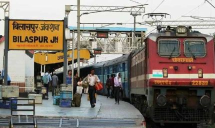 बिलासपुर स्टेशन पर RPF की नजरों से बचते अवैध वेंडर, कमर्शियल टीम ने 29 पकड़े