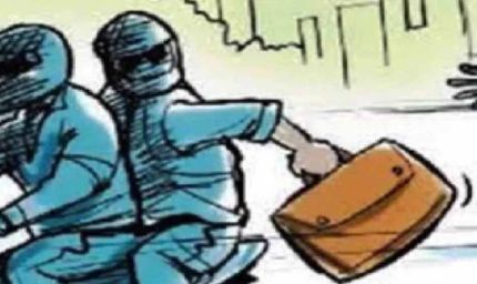 महू में दिनदहाड़े लूट: शराब दुकान कर्मचारी से 10 लाख रुपये छीने