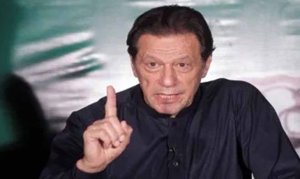 इमरान खान पर बढ़ा दबाव: शहबाज़ सरकार चाहती है पाकिस्तान छोड़ें—PTI का सनसनीखेज दावा