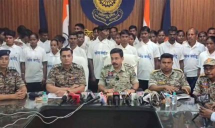 माओवादियों को बड़ा झटका: 37 नक्सली शांति की राह पर आए, 27 पर था  65 लाख रुपये इनाम
