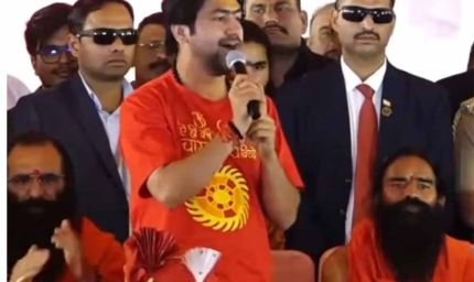 धीरेंद्र शास्त्री की शादी पर बड़ा खुलासा! बाबा रामदेव ने कर दिया फैसला, महफिल में गूँजे ठहाके
