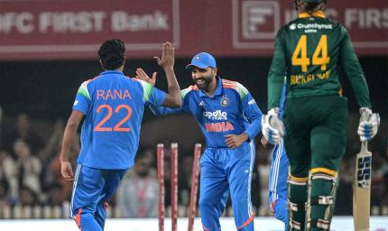 अफ्रीका ने पावरप्ले में गंवाए तीन विकेट, जॉर्जी-मैथ्यू ने पारी को संभाला