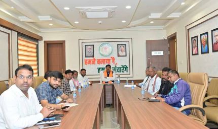 शिक्षा मंत्री गजेन्द्र यादव ने नवा रायपुर निवास में सुना प्रधानमंत्री नरेंद्र मोदी के ‘मन की बात’ का 128वां एपिसोड