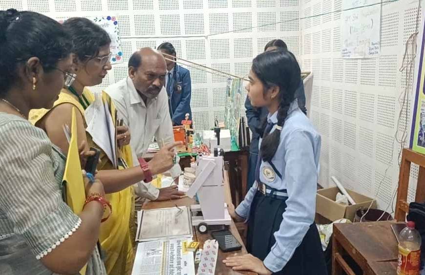 पीएम श्री स्कूल की छात्रा ने बनाया एआई रोबोट — अब गणित, अंग्रेजी और हर विषय के सवालों के देगा जवाब