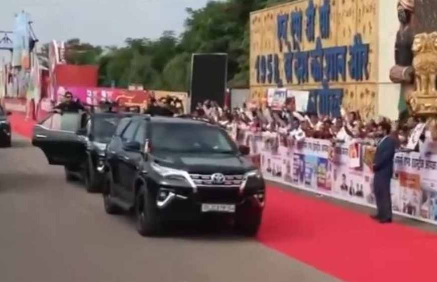 नवा रायपुर में प्रधानमंत्री मोदी का भव्य रोड शो, जनता ने उत्साह से किया स्वागत