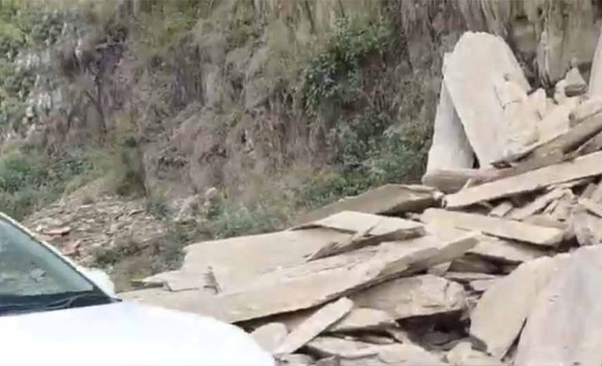 उदयपुर-गोगुंदा हाइवे पर बड़ा हादसा टला, यात्रियों की सूझबूझ से बची जानें