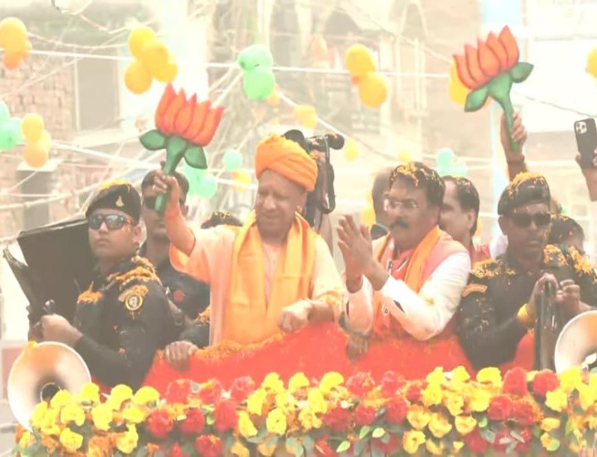 सीएम योगी के रोड शो में उमड़ा जनसैलाब, बुलडोजर बाबा-हिंदू हृदय सम्राट जिंदाबाद के नारे से गूंजा दरभंगा