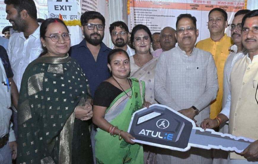 रायपुर : केंद्रीय राज्यमंत्री  तोखन साहू ने बांटी खुशियों की चाबी