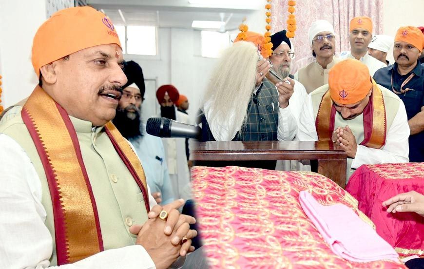 केसरिया पगड़ी में मोहन यादव ने गुरुनानक जयंती पर गुरुद्वारा में दी श्रद्धांजलि, सिक्खों के बलिदान को किया याद