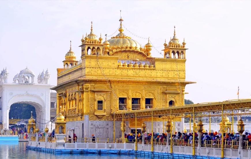 अमृतसर में प्रकाश पर्व की धूम, हरमंदिर साहिब में श्रद्धालुओं की उमड़ी भीड़; रात को होगी दीपमाला और आतिशबाजी