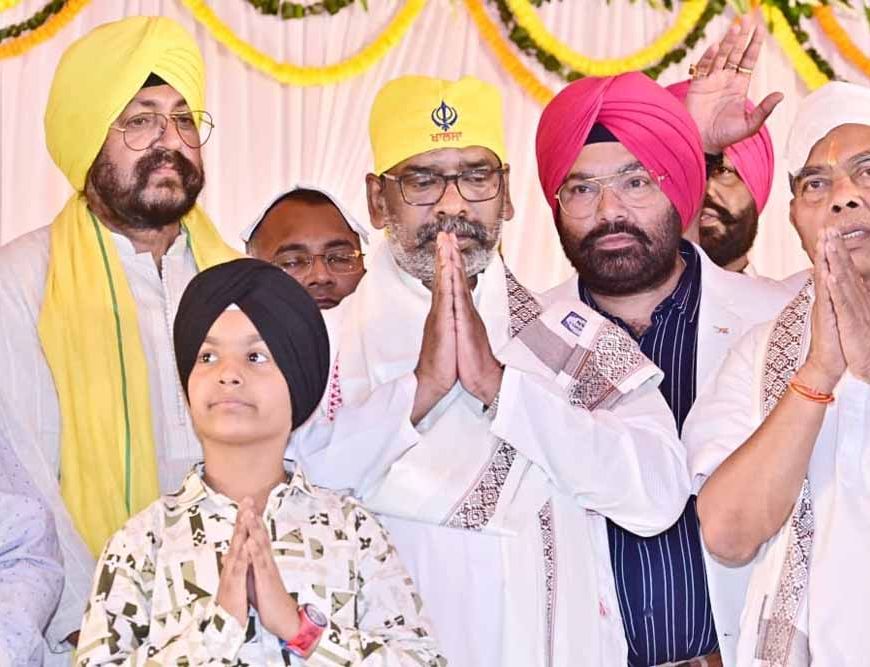 प्रकाश उत्सव  में CM हेमंत सोरेन ने पत्नी संग गुरु ग्रंथ साहिब के समक्ष टेका मत्था