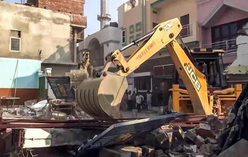 महाकाल मंदिर के रास्ते पर बड़ी कार्रवाई: मुस्लिम बाहुल्य क्षेत्र में 12 अवैध मकान बुलडोजर से गिराए गए