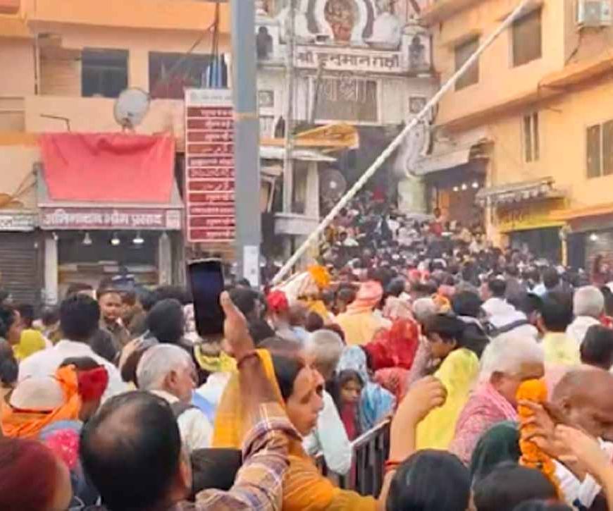 कार्तिक पूर्णिमा पर हनुमान गढ़ी में उमड़ा भक्तों का सैलाब, की गई पुष्प वर्षा