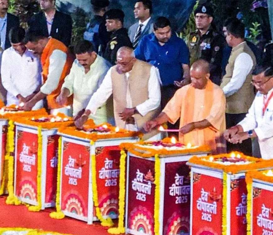 काशी में देव दीपावली की दिव्य रौनक: CM योगी ने जलाया पहला दीप, घाटों पर सजे 25 लाख दीप