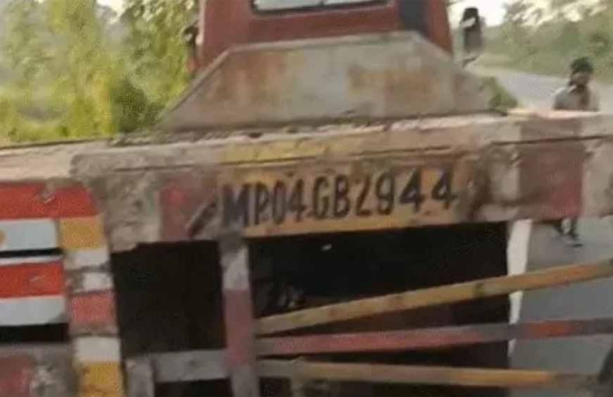 जबलपुर-अमरकंटक रोड पर भयानक हादसा: बाइक ट्राले में घुसी, पति-पत्नी समेत चार की मौत