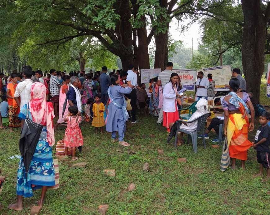 बीजापुर में विकास की दस्तकः धुर माओवाद प्रभावित क्षेत्र के सात गांवों में पहली बार लगा मेगा हेल्थ कैंप