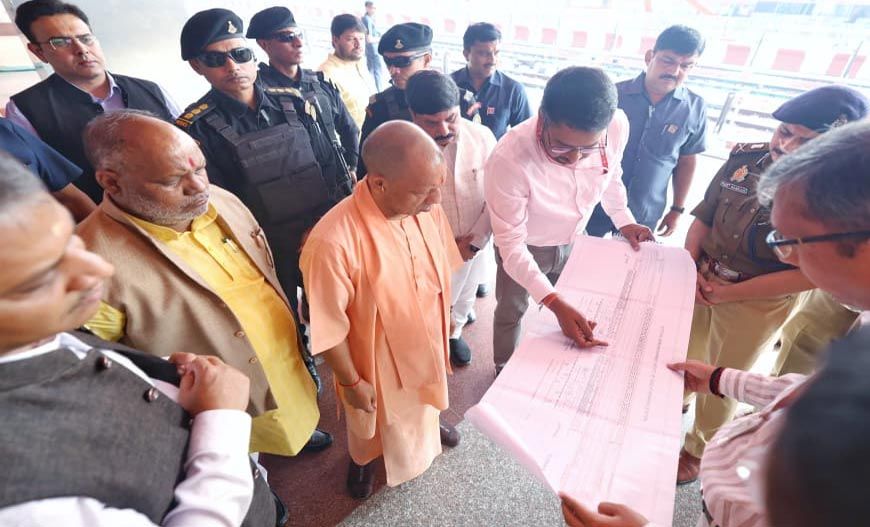 प्रधानमंत्री के वाराणसी दौरे से पहले मुख्यमंत्री ने बनारस रेलवे स्टेशन पर की तैयारियों की समीक्षा