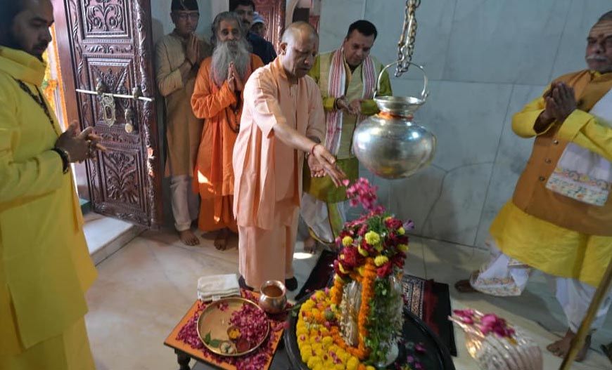 मुख्यमंत्री योगी आदित्यनाथ ने श्रीकाशी विश्वनाथ और काल भैरव के किए दर्शन, सतुआ बाबा आश्रम में संतों से की भेंट