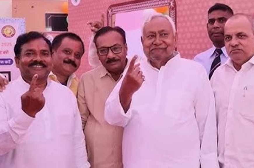 मुख्यमंत्री नीतीश कुमार ने डाला वोट, कहा – मतदान सिर्फ अधिकार नहीं, जिम्मेदारी भी है