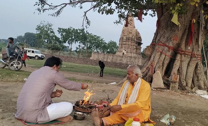 खजुराहो: जवारी मंदिर की मूर्ति विवाद पर राकेश दलाल ने मंदिर के सामने बगलामुखी हवन कर पूजा-अर्चना की