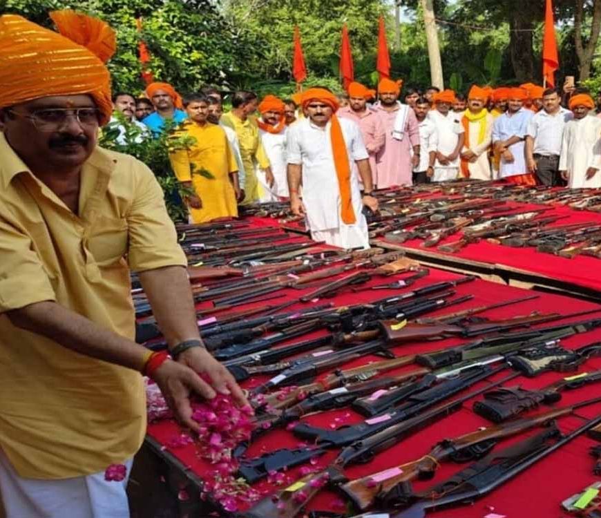 राजा भैया के शस्त्र पूजन पर आई रिपोर्ट: दशहरे में हथियारों के जखीरे की पूजा पर क्या कहा पुलिस ने?