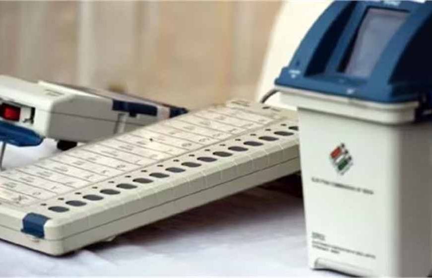 मतदान केंद्र में हंगामा: युवक EVM की फोटो लेते पकड़ा गया, पुलिस ने किया गिरफ्तार