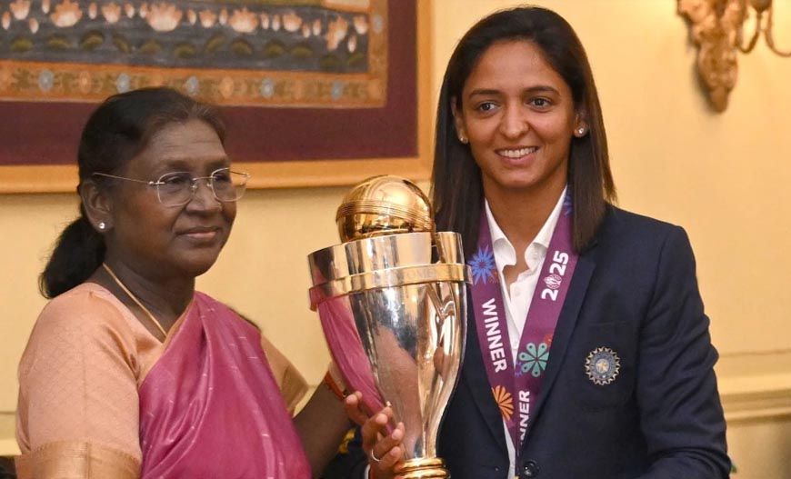 राष्ट्रपति द्रौपदी मुर्मु से मिली वर्ल्ड चैंपियन महिला क्रिकेट टीम, हरमन ब्रिगेड ने दिया खास तोहफा