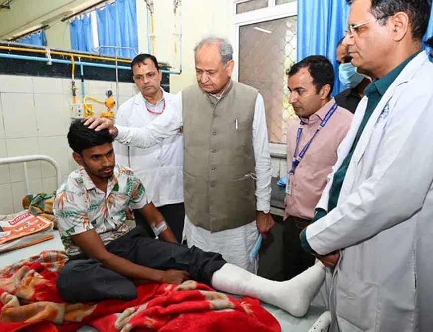 हरमाड़ा हादसे के घायलों से मिले गहलोत, सरकार पर लगाया संवेदनहीनता का आरोप