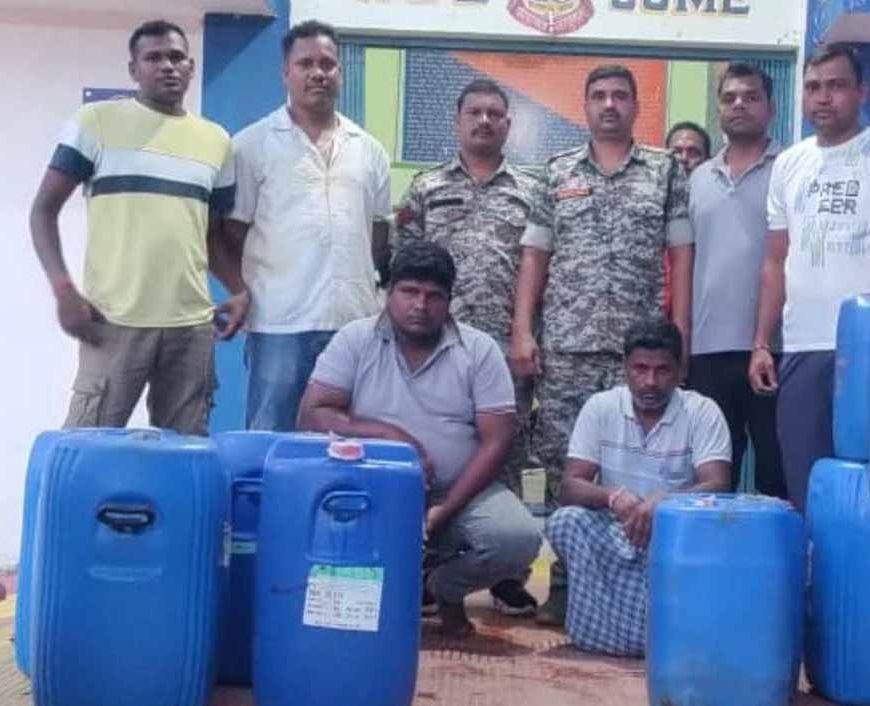 छत्तीसगढ़ में अवैध ताड़ी कारोबार का पर्दाफाश: 520 लीटर ताड़ी जब्त, तेलंगाना के पिता-पुत्र गिरफ्तार