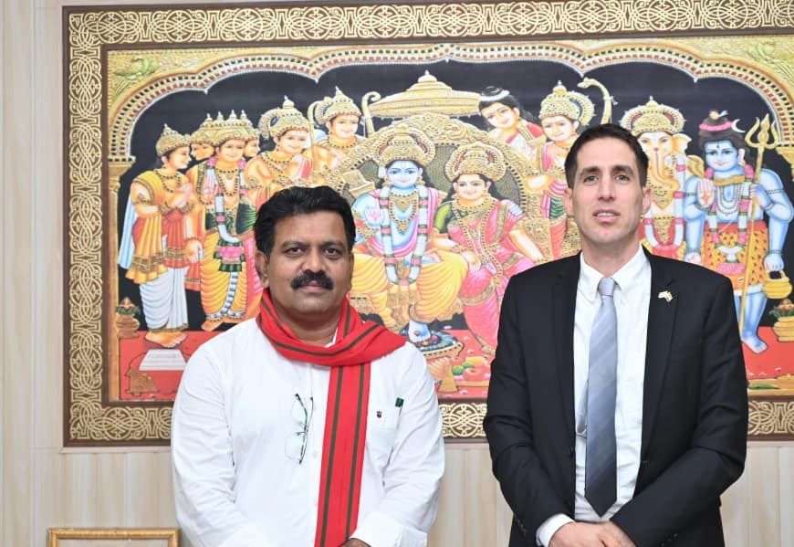रायपुर : उपमुख्यमंत्री  विजय शर्मा से इस्राइल के आर्थिक प्रतिनिधि  यैर ओशेरॉफ की सौजन्य भेंट