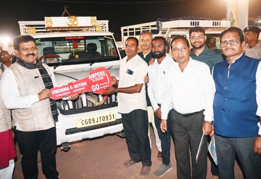 रायपुर : उपमुख्यमंत्री  विजय शर्मा ने पीएम मत्स्य संपदा योजना के तहत मत्स्यपालकों को पिकअप वाहन की सौंपी चाबी