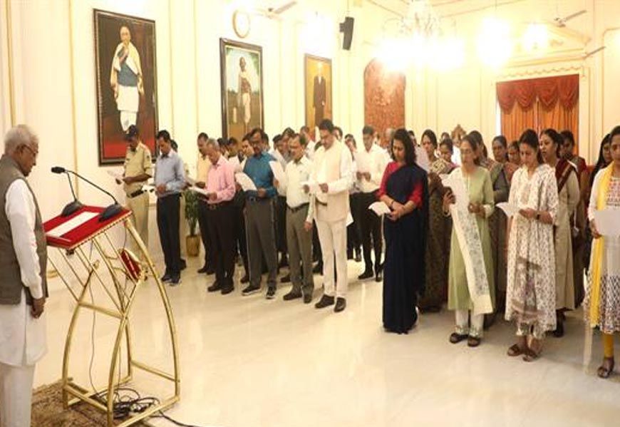 राज्यपाल  मंगुभाई पटेल ने अधिकारी-कर्मचारियों के साथ गाया वंदे मातरम्