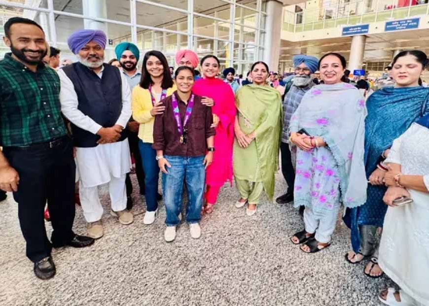 विश्व विजेता पंजाबी बेटियों का मोहाली में भव्य स्वागत, पंजाब सरकार ने बढ़ाया मान