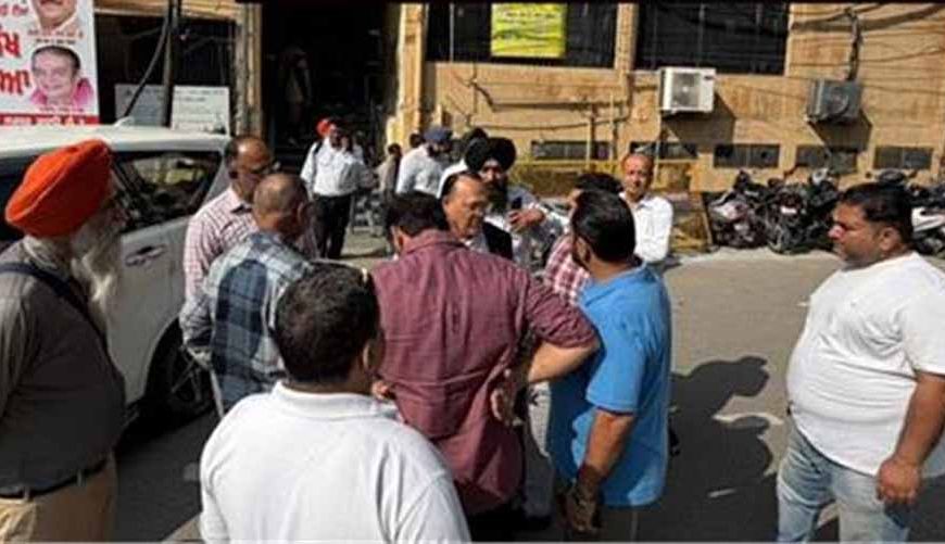 लुधियाना नगर निगम में हंगामा! कांग्रेस पार्षदों ने एडिशनल कमिश्नर को किया घेराव