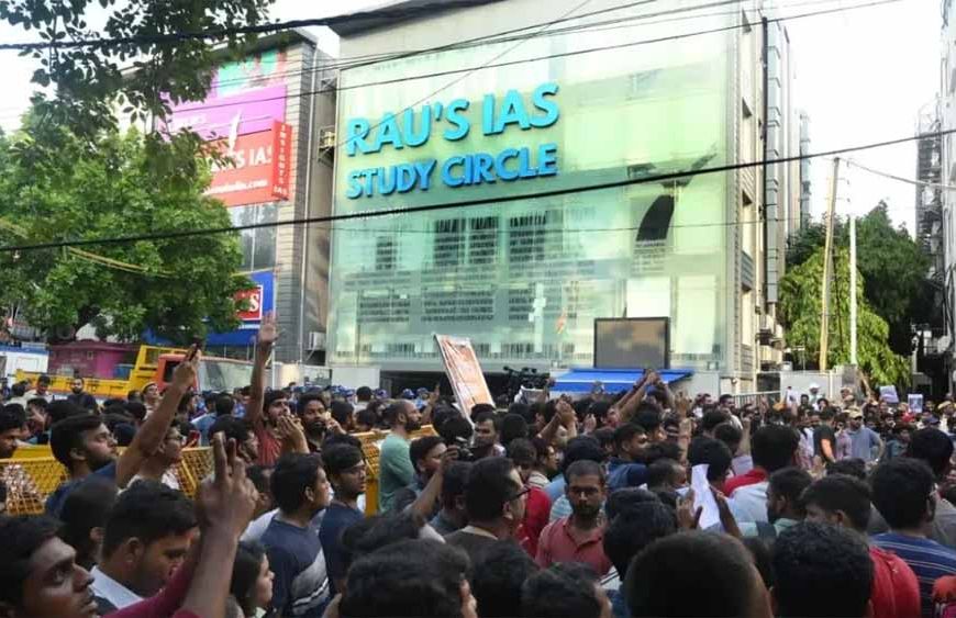 कोचिंग सेंटर हादसा: दिल्ली सरकार के दो अधिकारी सस्पेंड, LG ने की कार्रवाई मंजूर