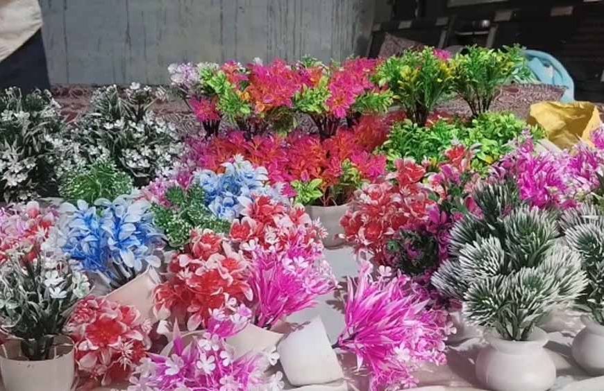 कृत्रिम फूलों का कमाल: 5,000 से शुरू किया बिजनेस, आज बन गई लाखों की कमाई वाली उद्यमी