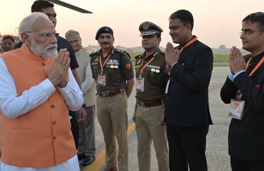 प्रधानमंत्री नरेंद्र मोदी का काशी में भव्य स्वागत
