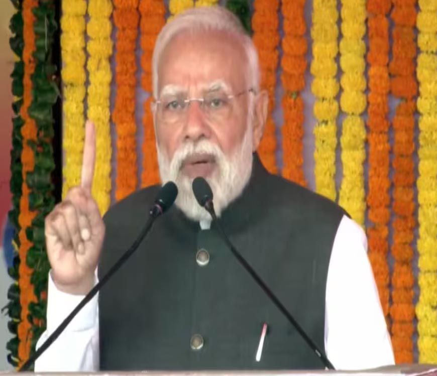PM मोदी ने काशी से 4 नई 'वंदे भारत' ट्रेनों को किया रवाना, बोले– यह आत्मनिर्भर भारत की पहचान है